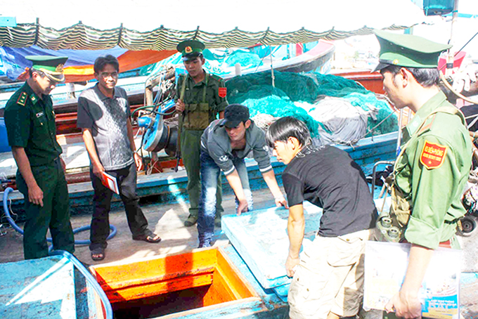 Lực lượng phòng, chống ma túy và tội phạm Bộ đội Biên phòng tỉnh kiểm tra các phương tiện trên biển.