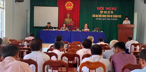 Đại biểu HĐND tỉnh tiếp xúc cử tri tại phường Cam Nghĩa.