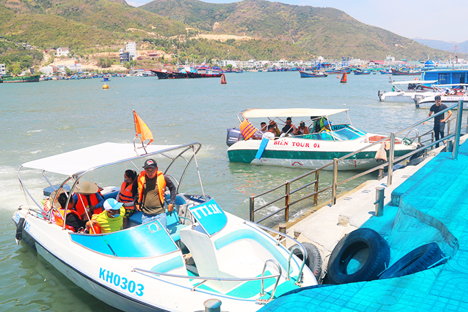 Khách du lịch đi tham quan biển đảo từ Bến tàu Du lịch Nha Trang .