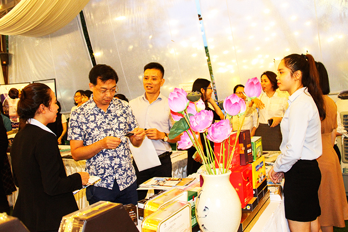 Đại biểu tìm hiểu thông tin về du lịch Nha Trang - Khánh Hòa tại chương trình Kết nối doanh nghiệp - Kích cầu du lịch tại Làng Yến Mai Sinh.