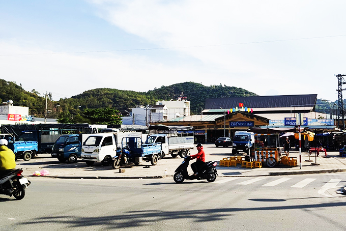Bãi đậu, đỗ xe ô tô trước chợ Vĩnh Hải sẽ được bố trí, sắp xếp lại  để đảm bảo phù hợp công năng, mỹ quan đô thị.