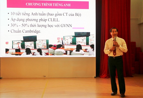 Thầy Lê Thiên Định - Phó Hiệu trưởng nhà trường giới thiệu về chương trình tiếng Anh của Trường iSchool Nha Trang. 
