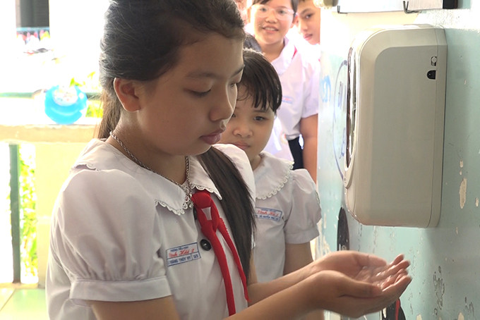 Các em trường tiểu học Vĩnh Hải 2  rửa tay bằng máy rửa tay sát khuẩn tự động.