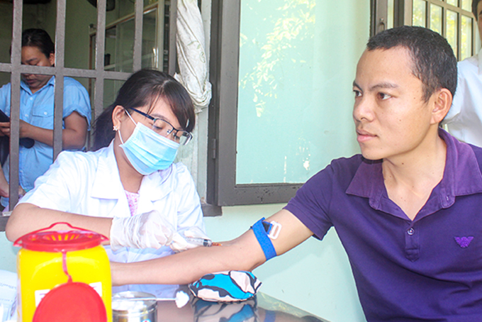 Lấy máu làm các xét nghiệm kiểm tra sức khỏe cho công nhân tại Khu Công nghiệp Suối Dầu.