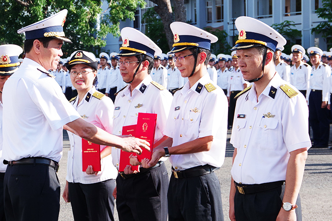 Lãnh đạo Học viện Hải quân trao quyết định  công nhận danh hiệu giảng viên giỏi cấp bộ.