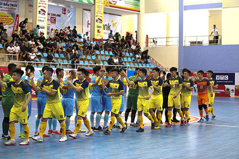 Cầu thủ của 2 đội Sanvinest Khánh Hòa và Cao Bằng mở màn lượt trận vòng loại.