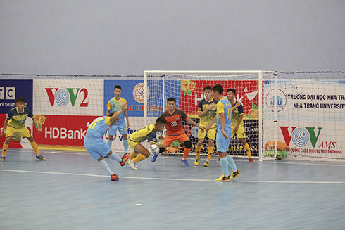 Đội chủ nhà Sanvinest Khánh Hòa (áo xanh) có trận thắng đầu tiên.