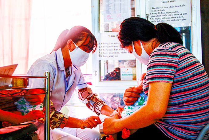 Trạm Y tế xã Vĩnh Thái thường xuyên tổ chức khám sàng lọc cho trẻ phòng tránh các bệnh tật. 