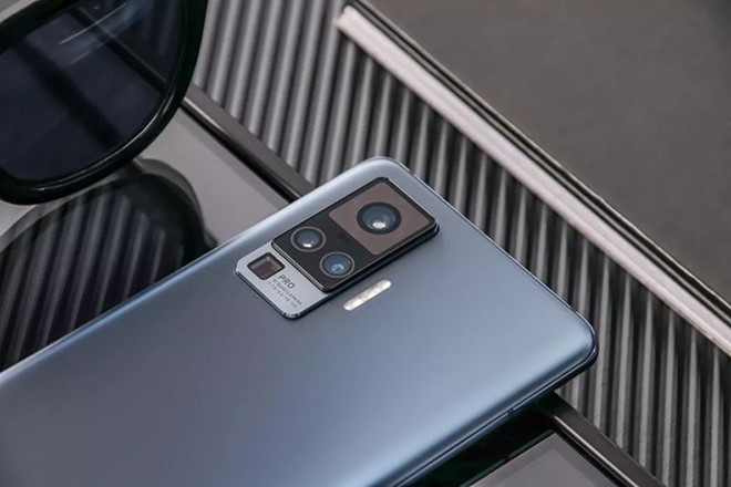  09:22 - 02/06/2020 0 Thanh Niên Online  Vivo vừa chính thức công bố dòng smartphone cao cấp đầu tiên trong năm 2020 của hãng - X50 series, với nhiều tính năng thú vị, đặc biệt là hệ thống camera với phong cách gimbal (có khả năng chống rung cho máy ảnh). Vivo X50 trở thành dòng smartphone đầu tiên đi kèm hệ thống camera kiểu gimbal /// Ảnh: Vivo Vivo X50 trở thành dòng smartphone đầu tiên đi kèm hệ thống camera kiểu gimbal 