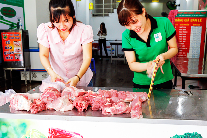 Một cửa hàng kinh doanh thịt heo sạch trên địa bàn TP. Nha Trang.