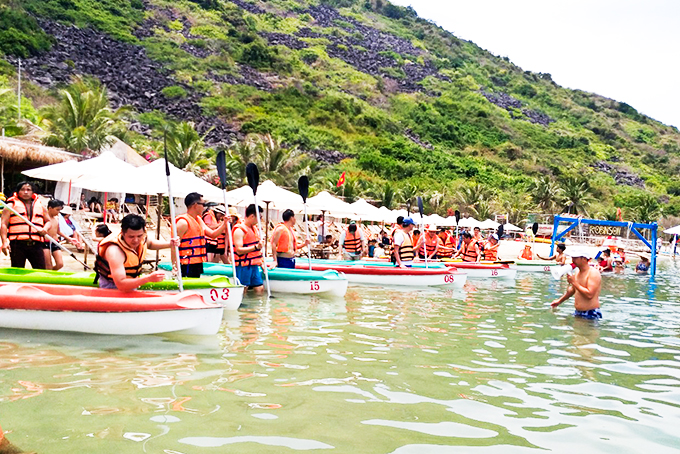 Khách du lịch thi chèo thuyền kayak ở vịnh Nha Trang.