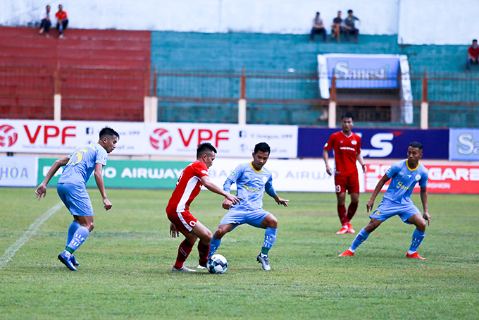 Đội bóng Sanna Khánh Hòa - Biển Việt Nam  trong trận đấu mới đây trên sân 19-8 Nha Trang.