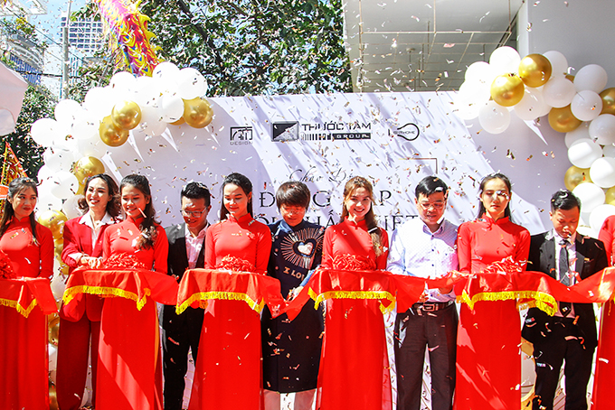 Các đại biểu thực hiện nghi thức  cắt băng khai trương showroom Thước Tầm chi nhánh Nha Trang. 