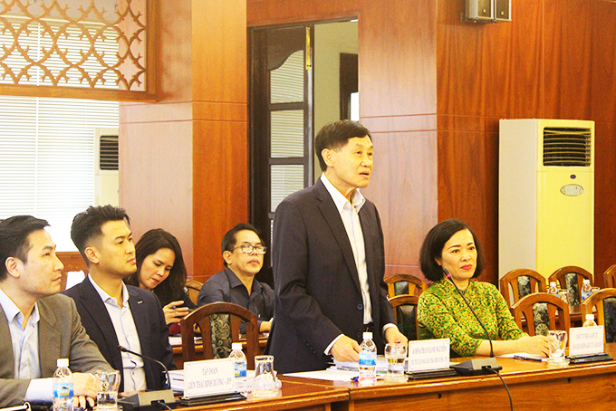 Ông Johnathan Hạnh Nguyễn trình bày đề xuất đầu tư với lãnh đạo tỉnh.