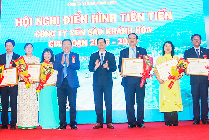 Ông Nguyễn Tấn Tuân trao bằng khen cho các tập thể có thành tích xuất sắc.