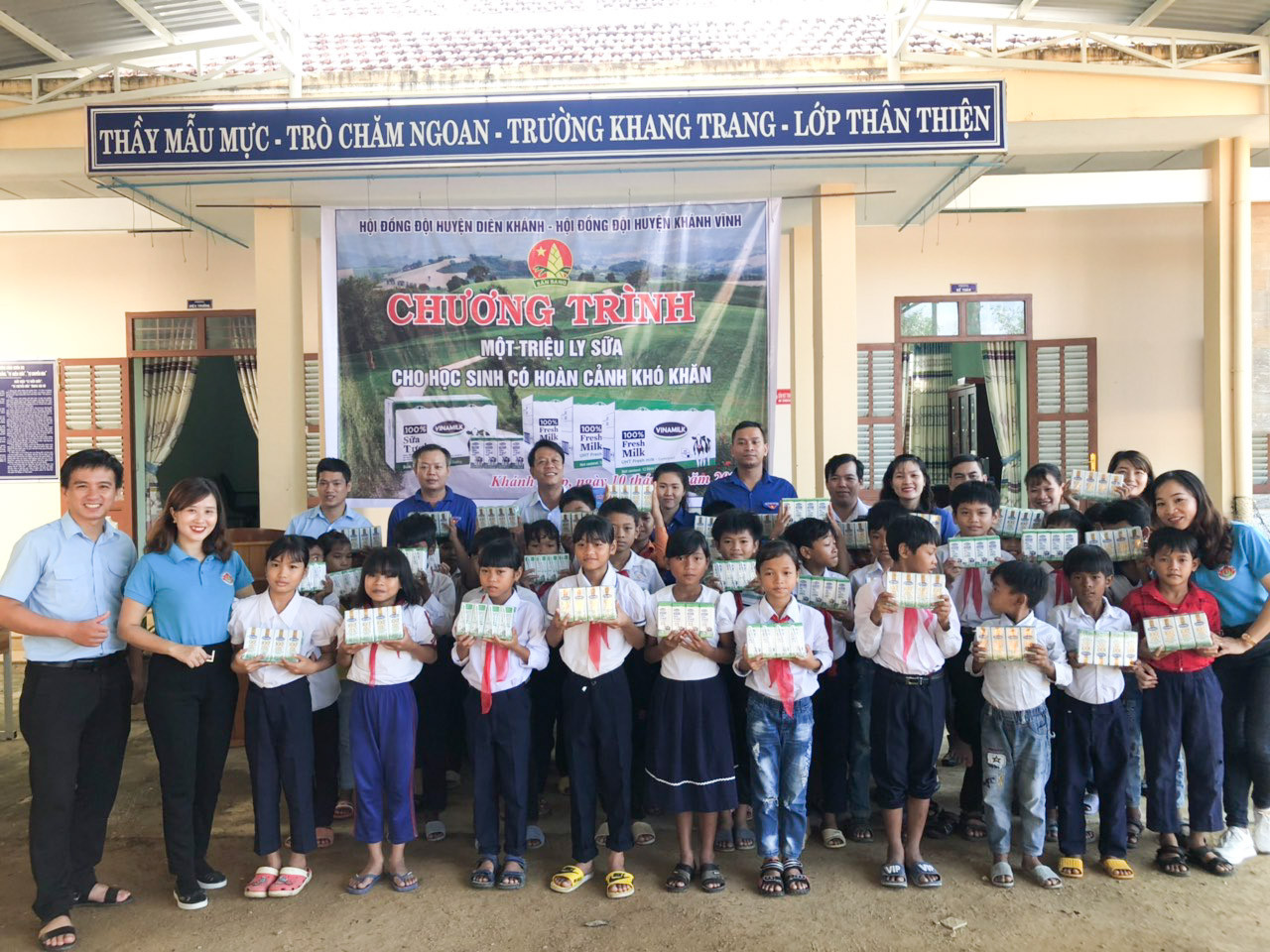 Hội đồng Đội huyện Diên Khánh trao sữa cho học sinh Trường Tiểu học Khánh Hiệp 1