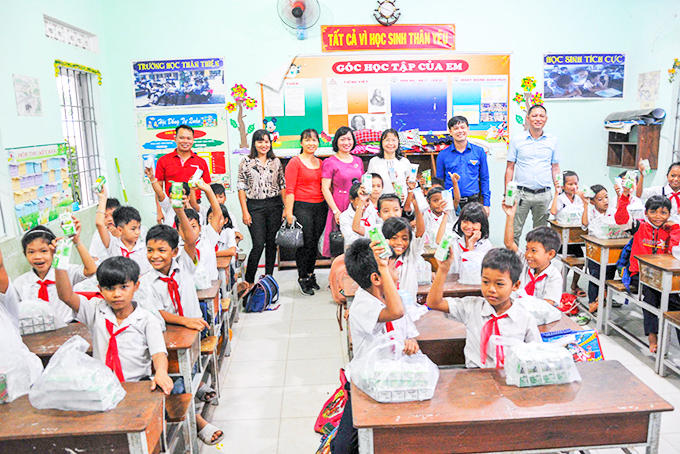Niềm vui của các học sinh Trường Tiểu học  Khánh Nam khi  được nhận quà.