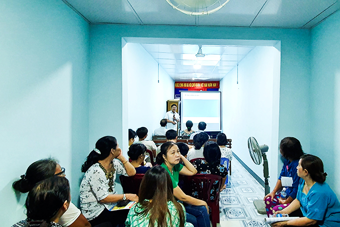 Người dân phường Phước Tân, TP. Nha Trang nghe tuyên truyền về chính sách bảo hiểm xã hội tự nguyện.