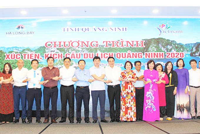 zzLãnh đạo tỉnh Quảng Ninh và Khánh Hòa cùng đại diện doanh nghiệp hai tỉnh bắt tay kết nối phát triển du lịch.