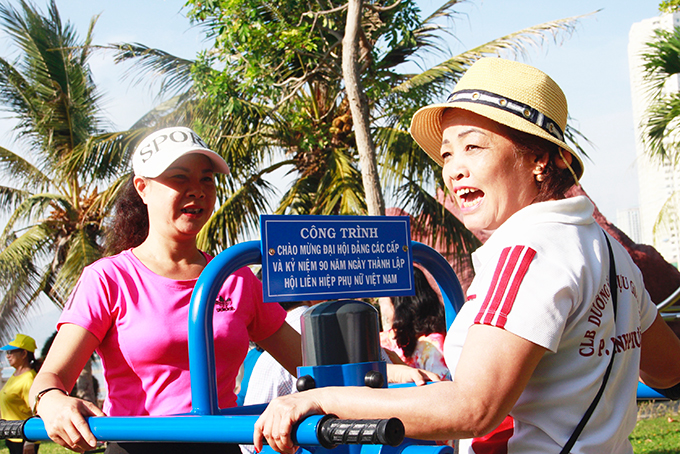 Người dân tập thể dục tại công trình  “Phụ nữ Nha Trang vì sức khỏe cộng đồng”.