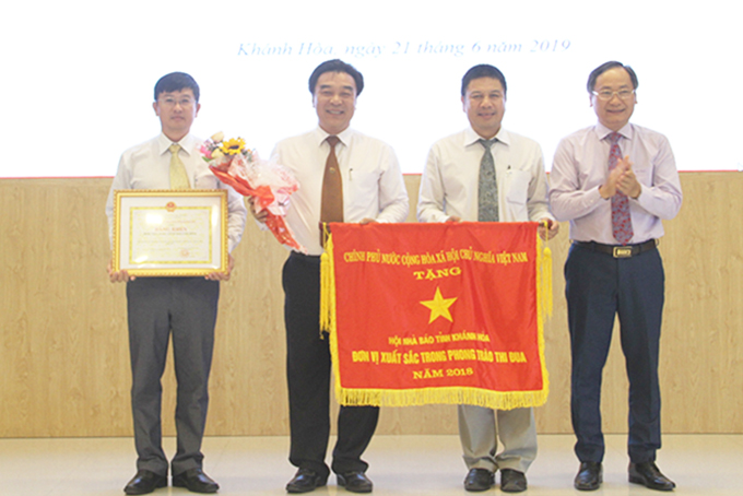 Lãnh đạo Hội Nhà báo tỉnh đón nhận cờ thi đua của Chính phủ.
