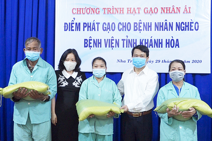 Ban Biên tập Báo Khánh Hòa trao quà cho các bệnh nhân nghèo  tại Bệnh viện Đa khoa tỉnh