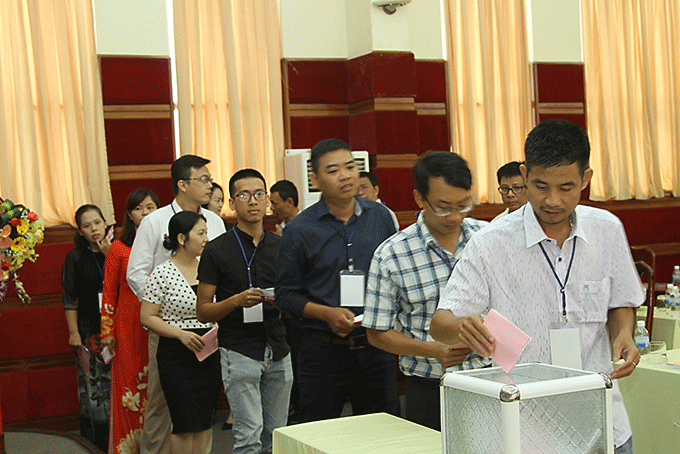 Tại phiên họp nội bộ ngày 11-6, các hội viên đã bỏ phiếu bầu Ban chấp hành và Ban Kiểm tra Hội Nhà báo tỉnh Khánh Hòa nhiệm kỳ 2020-2025. 