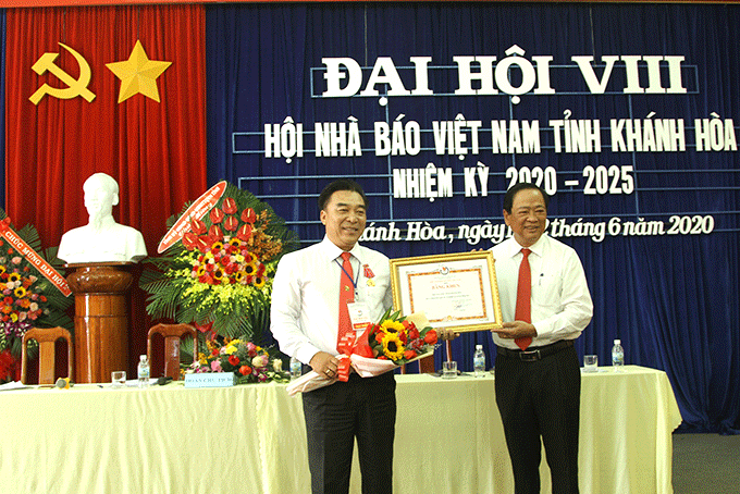 Ông Mai Đức Lộc trao bằng khen của Hội Nhà báo Việt Nam cho lãnh đạo Hội Nhà báo tỉnh Khánh Hòa. 