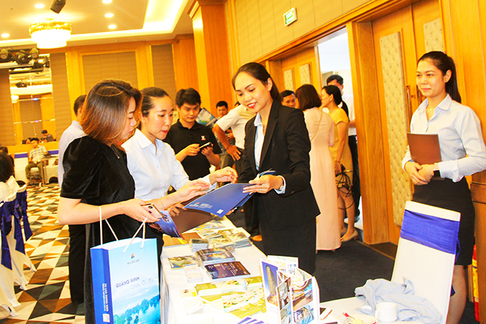 Các doanh nghiệp Khánh Hòa và Quảng Ninh trao đổi thông tin bên lề hội nghị xúc tiến. 