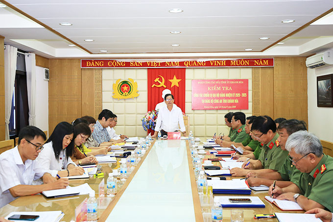 Ông Nguyễn Tấn Tuân phát biểu tại buổi làm việc.