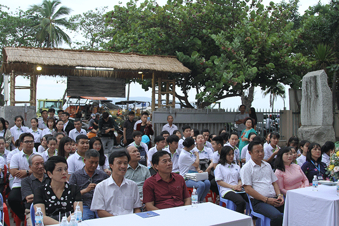 Các đại biểu và công chúng tham dự lễ khai mạc triển lãm. 