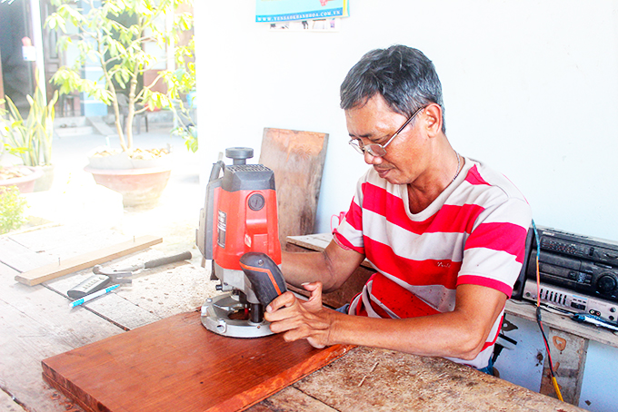  Được sự hỗ trợ của Hội Người khuyết tật huyện Diên Khánh,  anh Đoàn Minh Toàn đã có thu nhập ổn định từ nghề chạm khắc gỗ mỹ nghệ.               