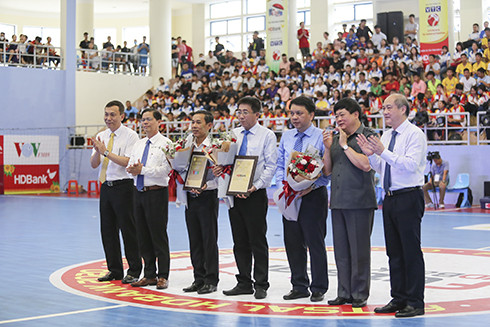 Lãnh đạo VFF, VOV, tỉnh Khánh Hòa tặng hoa cho Ban tổ chức và nhà tài trợ giải.