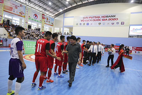 Các vị lãnh đạo bắt tay cầu thủ 2 đội Sanvinest Sanatech Khánh Hòa và Đà Nẵng trước giờ bóng lăn.