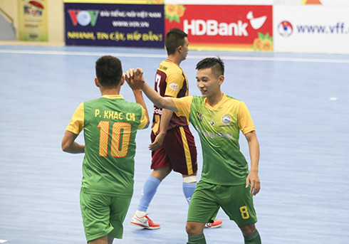 Các cầu thủ Sanvinest Sanna Khánh Hòa có chiến thắng đậm trước VietFootball.