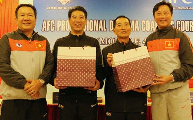 Ông Yusuke Adachi (thứ 2 từ trái qua) từng tới làm việc ở Việt Nam hồi năm 2017.
