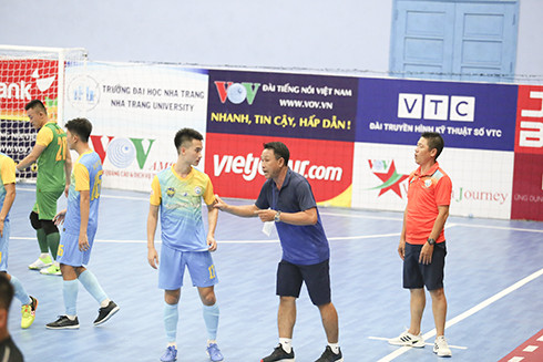 Ông thầy Đặng Đình Khang hài lòng với màn trình diễn các cầu thủ trẻ.