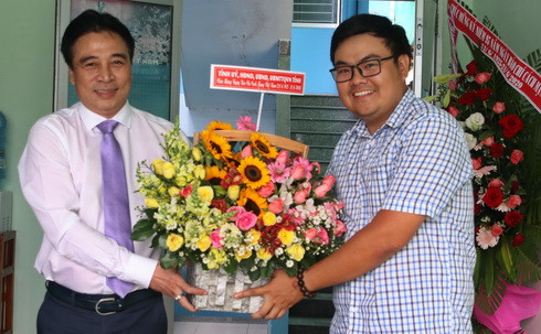 Ông Nguyễn Khắc Toàn chúc mừng Văn phòng đại diện Báo Người Lao Động tại Khánh Hòa