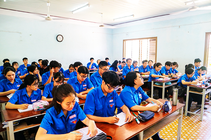 Học sinh lớp 12 Trường THPT Lý Tự Trọng (TP. Nha Trang). 