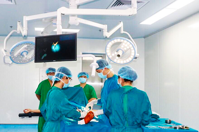 Các bác sĩ của Bệnh viện 22-12 đang thực hiện ca phẫu thuật.