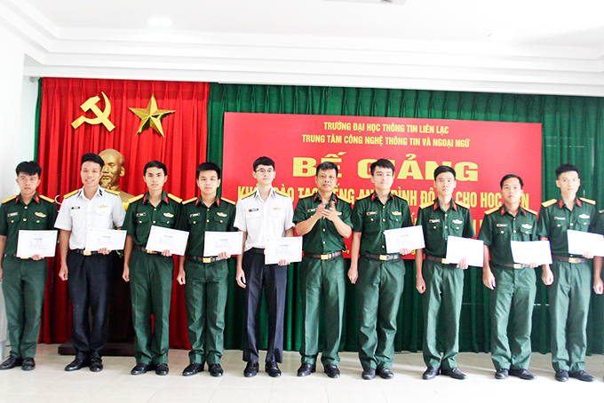 Đại tá Tống Hùng Dũng trao chứng nhận B2 tiếng Anh cho các học viên.