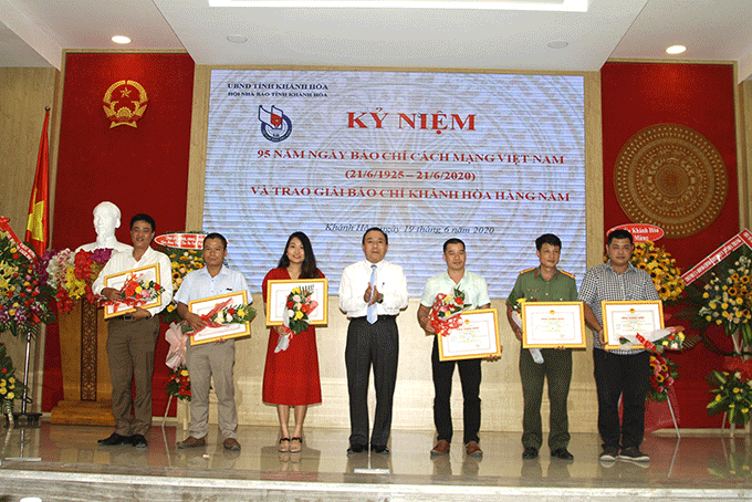 Ông Phạm Duy Lộc - Giám đốc Sở Thông tin và Truyền thông trao giải Ba cho các tác giả và nhóm tác giả có tác phẩm đạt giải. 