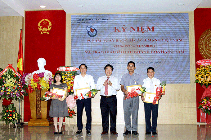 Ông Đoàn Minh Long - Chủ tịch Hội Nhà báo tỉnh Khánh Hòa trao Kỷ niệm chương Vì sự nghiệp báo chí cho các hội viên.