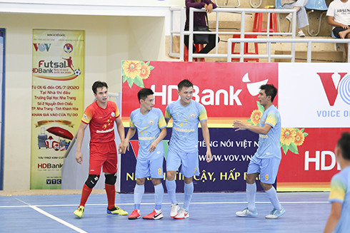 Nụ cười trên gương mặt của các cầu thủ Sanvinest Sanatech Khánh Hòa sau trận thắng đầu tiên của mình.