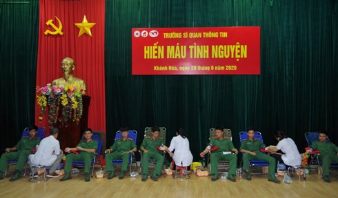 450 tình nguyện viên Trường Sĩ quan Thông tin tham gia hiến máu