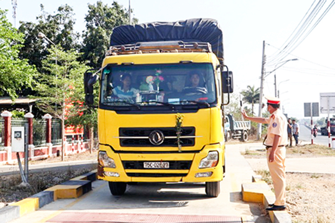 Lực lượng cảnh sát giao thông kiểm tra tải trọng phương tiện trên Quốc lộ 1 qua thị xã Ninh Hòa.