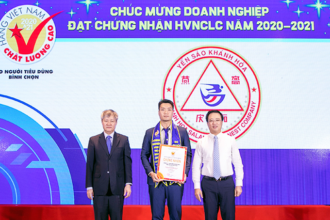 Đại diện Công ty TNHH Nhà nước một thành viên Yến sào Khánh Hòa  nhận danh hiệu.