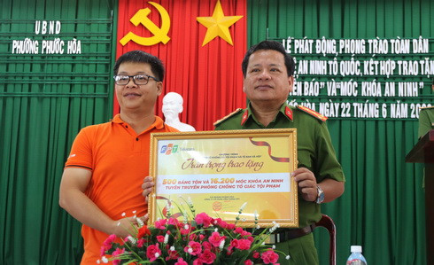Lãnh đạo FPT chi nhánh Khánh Hòa trao tượng trưng 500 biển báo, 16.200 móc khóa an ninh cho lãnh đạo Công an tỉnh Khánh Hòa