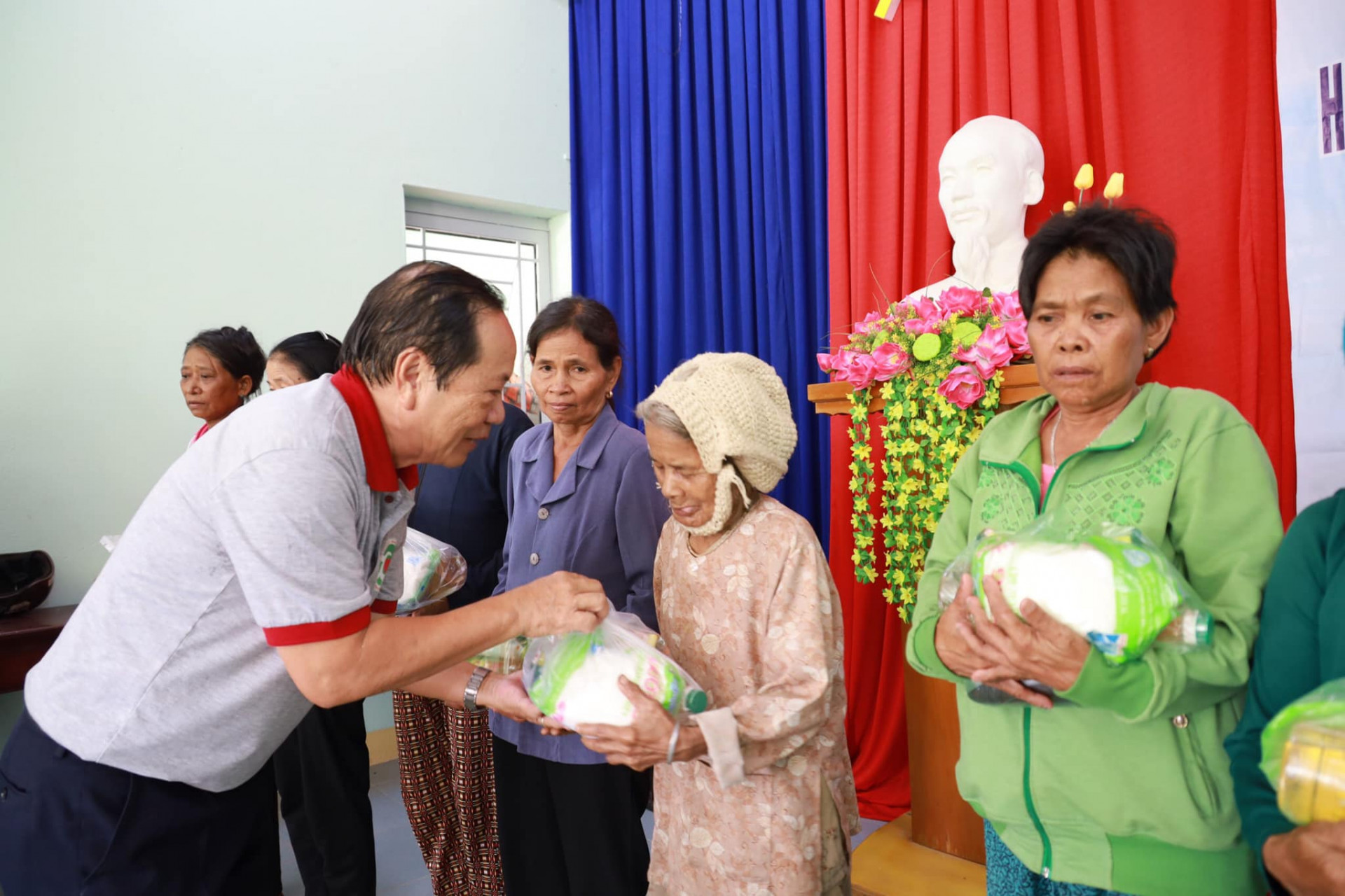 Bác sĩ Trương Tấn Minh – Chủ tịch Hội Bảo trợ người khuyết tật, trẻ mồ côi và bệnh nhân nghèo tỉnh trao quà cho người dân xã Khánh Hiệp
