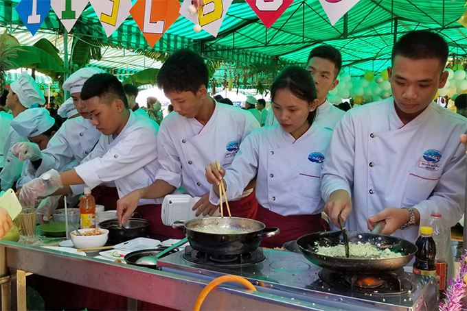 Hội chợ ẩm thực giới thiệu các ngành nghề đào tạo của trường.